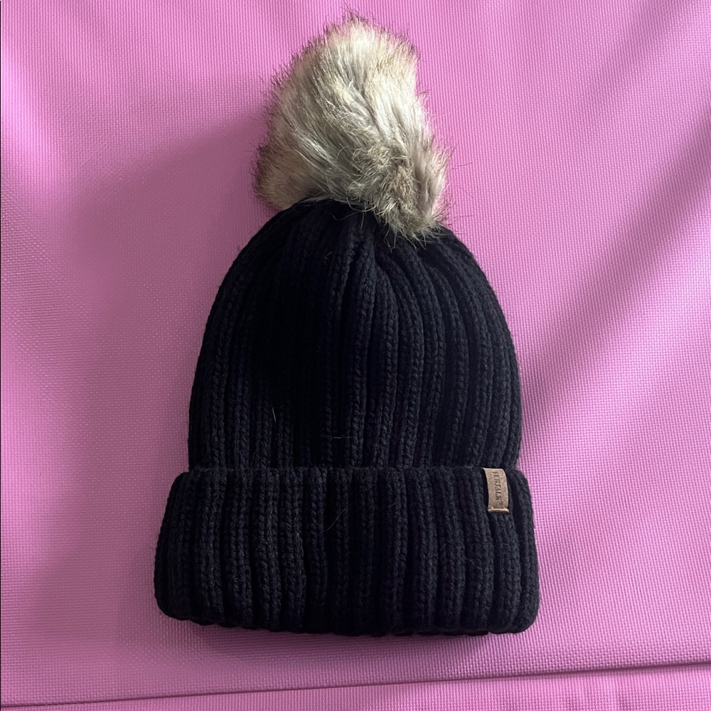 Stylish Black Knit Beanie with Faux Fur Pom-Pom